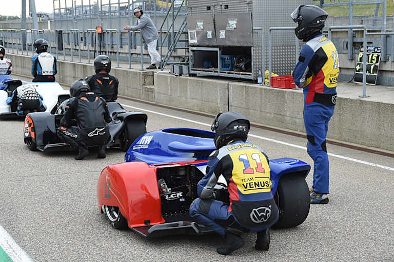 Nervenaufreibende Minuten bevor es für Venus/Sedlacek auf die Strecke geht