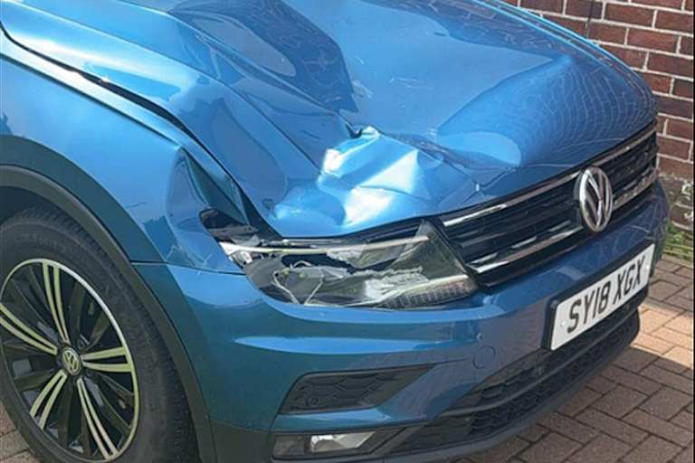 Diese Kühlerhaube verhinderte wohl schwerere Verletzungen