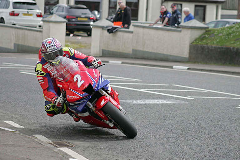 Nach zwölf Jahren schafft es John  McGuinness wieder auf das Podium