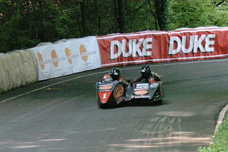 Mit Rick Long als Beifahrer gewann Dave Molyneux beide Rennen beim 100-Jahr-Jubiläum der TT