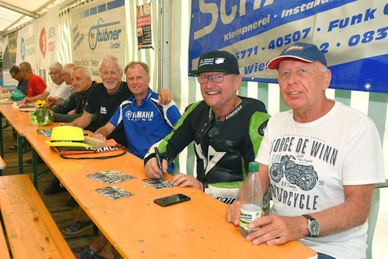 Die Autogrammstunde kommt jedes Jahr bei den Fans gut an