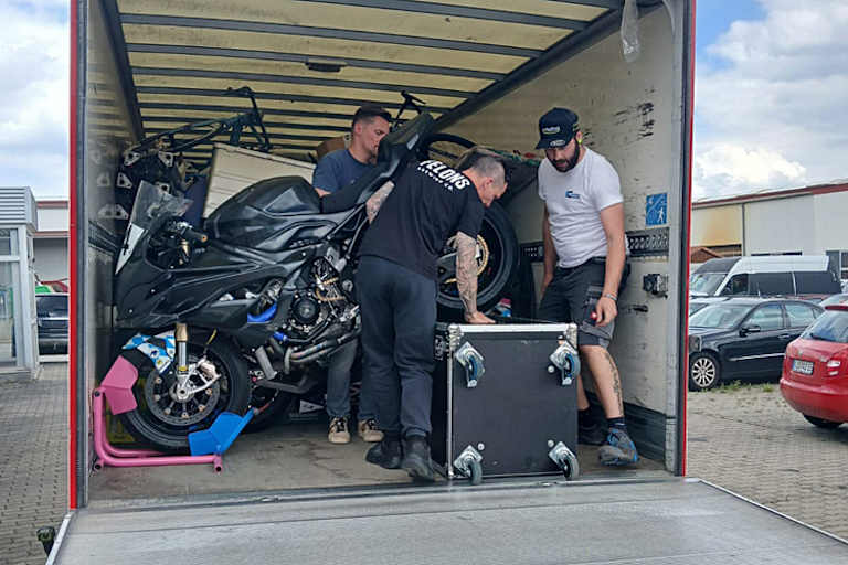 Die Motorräder von Johannes Scwimmbeck und David Datzer werden verladen