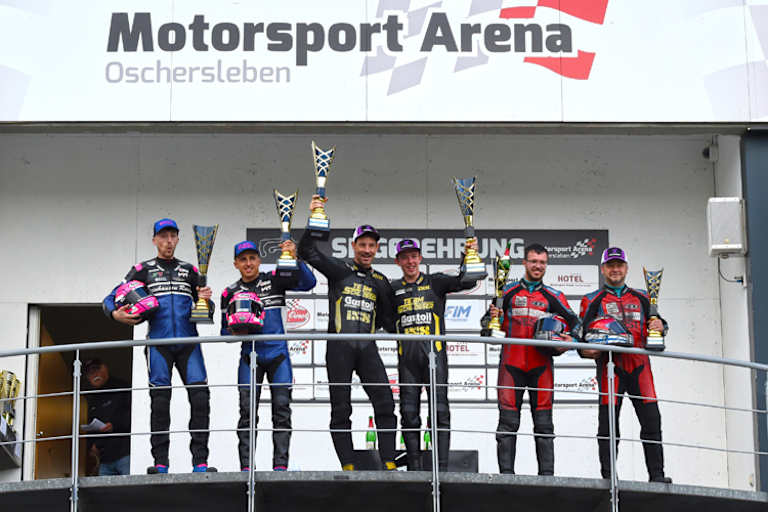 Die Top-3 auf dem Podium: Payne/Rousseau (2.) Schlosser/Schmidt (1.) und Päivärinta/Christie (3.)