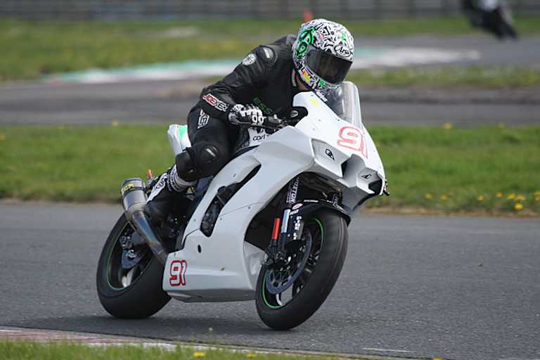 Julian Trummer testet in Cookstown seine Kawasaki XZ10RR
