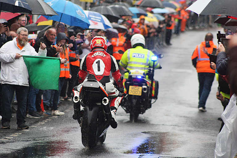 Auch Carl Fogarty fuhr auf einer Originalmaschine von Joey Dunlop durch die Straßen von Ballymoney
