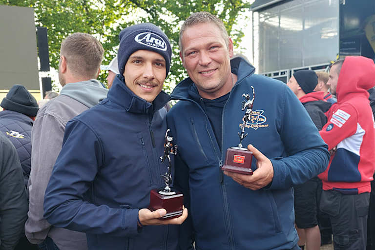 Kevin Kölsch (li.) und Wiggert Kranenburg mit der Trophäe für Platz 14