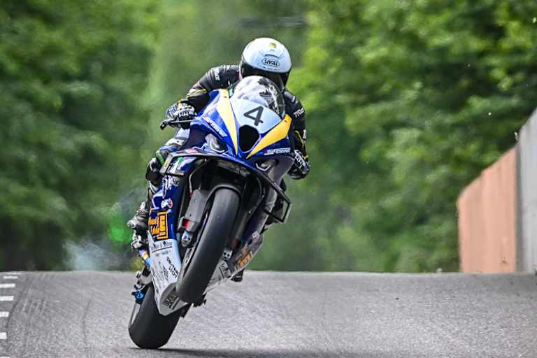 Nico Müller behauptet sich in der IRRC Superbike im Spitzenfeld