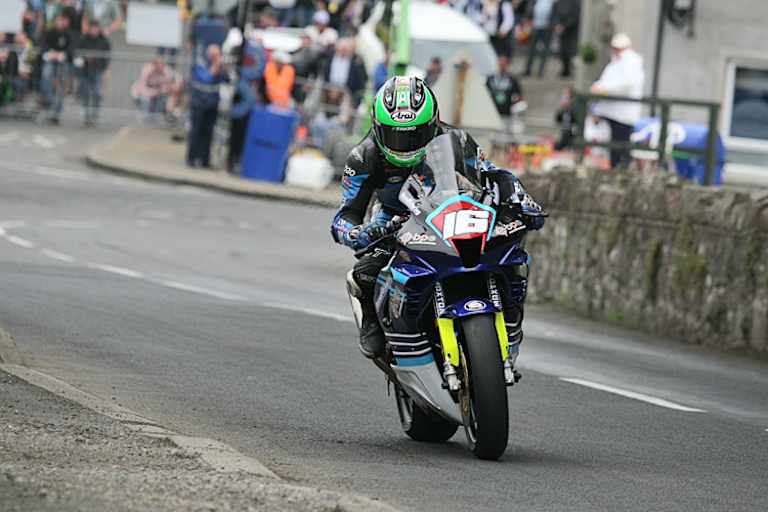 Mike Browne gewinnt vier Rennen