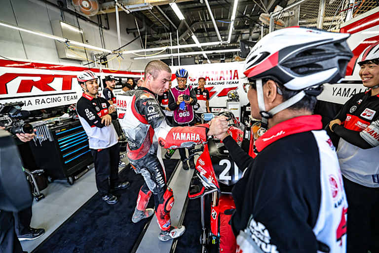 Auf dem Lederdress von Jack Miller sind deutliche Spuren vom Sturz zu sehen