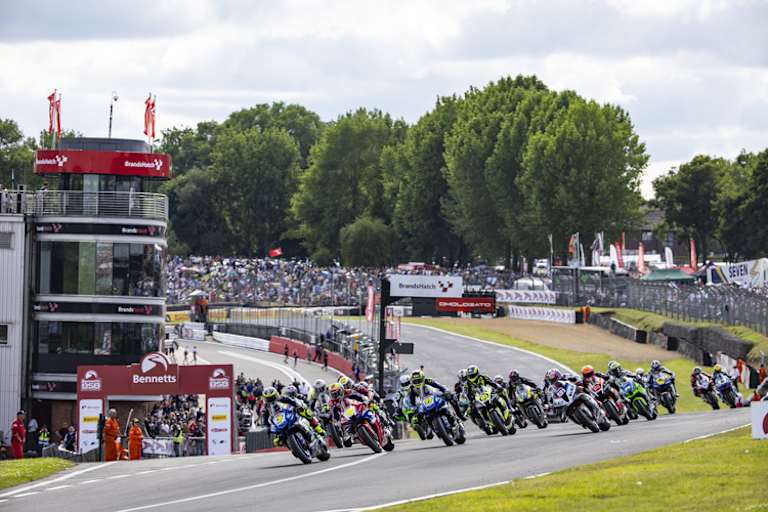 Brands Hatch: volles Fahrerfeld, volle Tribünen