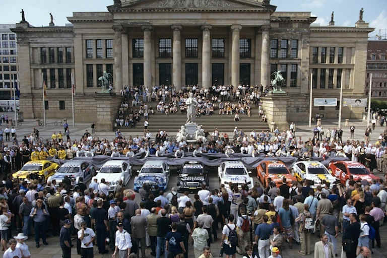 Publikums-Vorstellung der neuen DTM: Mit Interviews, Autogrammsitzungen und Demofahrten kamen auch die Fans auf ihre Kosten