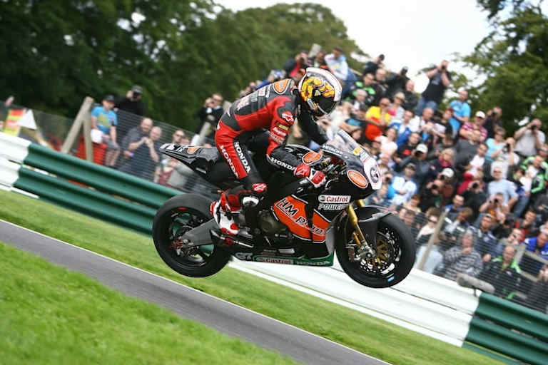 Streckensicherheit ist das Thema Nummer eins in der britischen Superbike-Meisterschaft. Für weniger Speed wurden jetzt die ganz weichen Slicks verboten