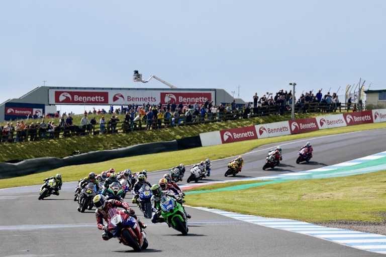 Tommy Bridewell führt das Feld an