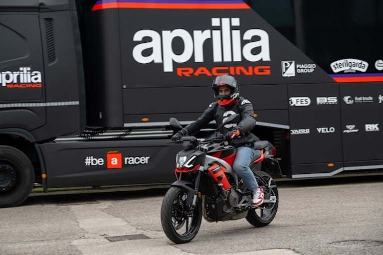 Jorge Martin auf der Aprilia Tuono 457