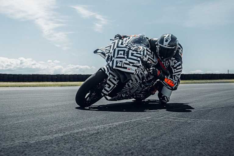 Die KTM 990RC R wurde passenderweise bereits an der Rennstrecke abgelichtet