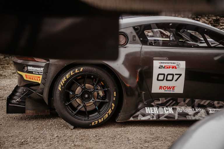 Der Comtoyou Racing Aston Martin Vantage GT3 vor der Abtei Stavelot