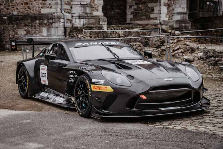 Der Comtoyou Racing Aston Martin Vantage GT3 vor der Abtei Stavelot
