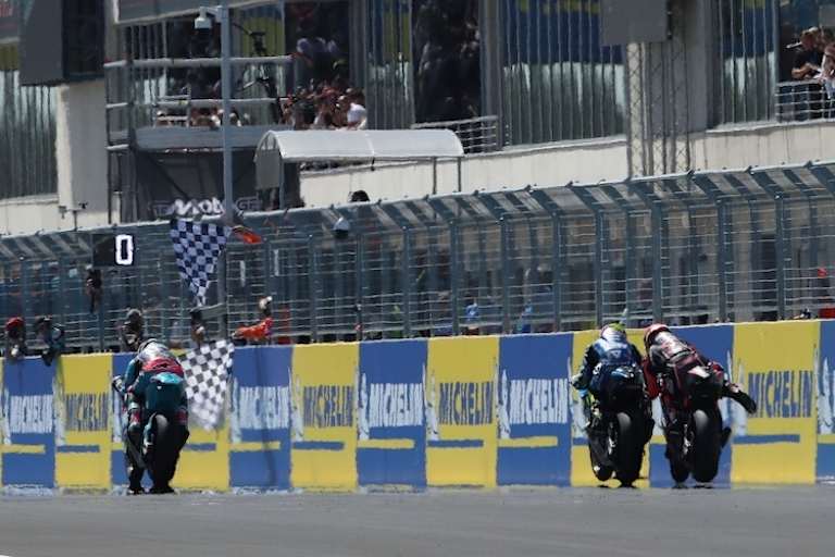 Brenzlig: Moreira touchiert Gonzalez beim Spurt zur Flagge