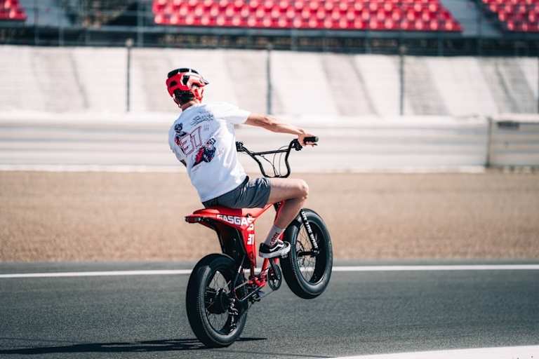 Ob kleiner E-Antrieb oder brutaler Vierzylinder – Hauptsache Wheelie