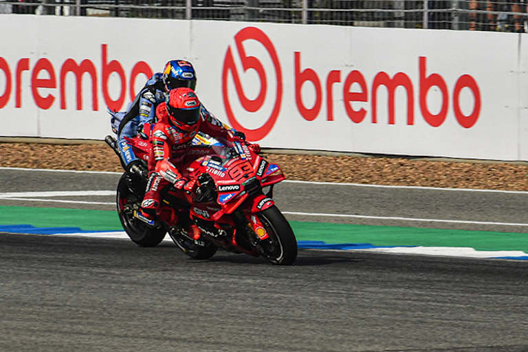 Der entscheidende Moment: Marc überholt seinen Bruder Alex und gewinnt in Buriram