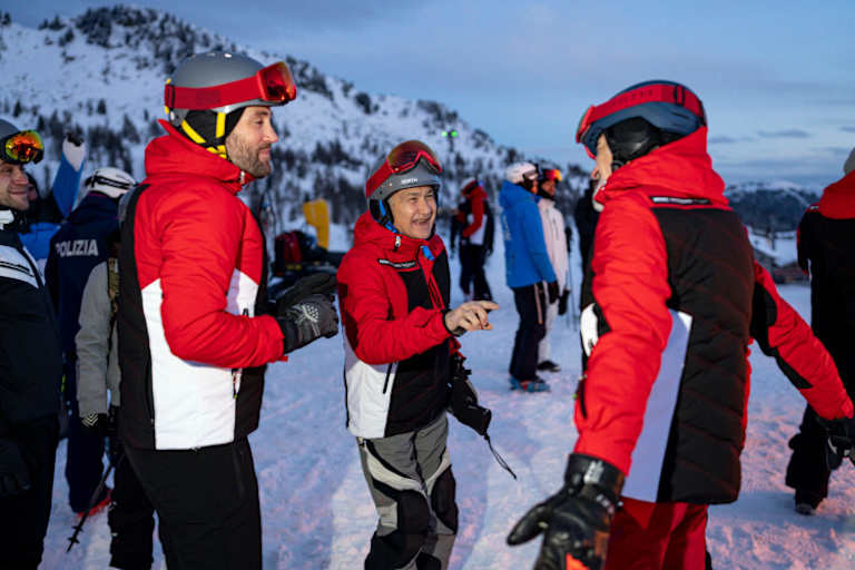Das Ducati-Werksteam um Davide Tardozzi (Mitte) und Gigi Dall'Igna (rechts) lädt in den Schnee von Madonna di Campiglio