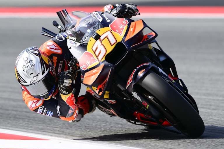Pedro Acosta (li.) mit KTM-Testfahrer Dani Pedrosa