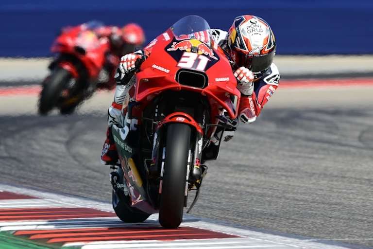 Hart am Gas. Acosta ist mit der Philosophie des Ex-Weltmeister Schwantz auf Linie – menschlich und fahrerisch