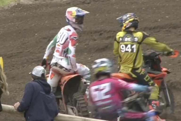 Andrea Adamo beschwert sich im Ziel bei Lukas Albers und Davide Zampino