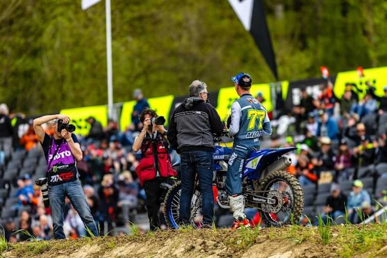 Dominique Aegerter vor den begeisterten Fans