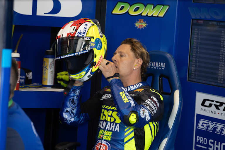 Freude bei Dominique Aegerter: Auch 2025 mit Yamaha