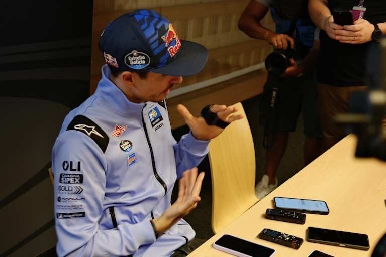 Eine Carbonschiene soll die Hand schützen