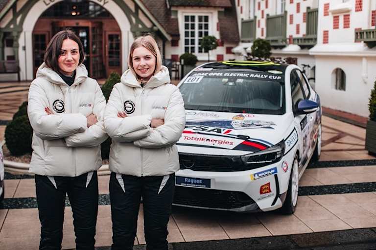 Alizée Pottier (r.) und Copilotin Lou Murcia