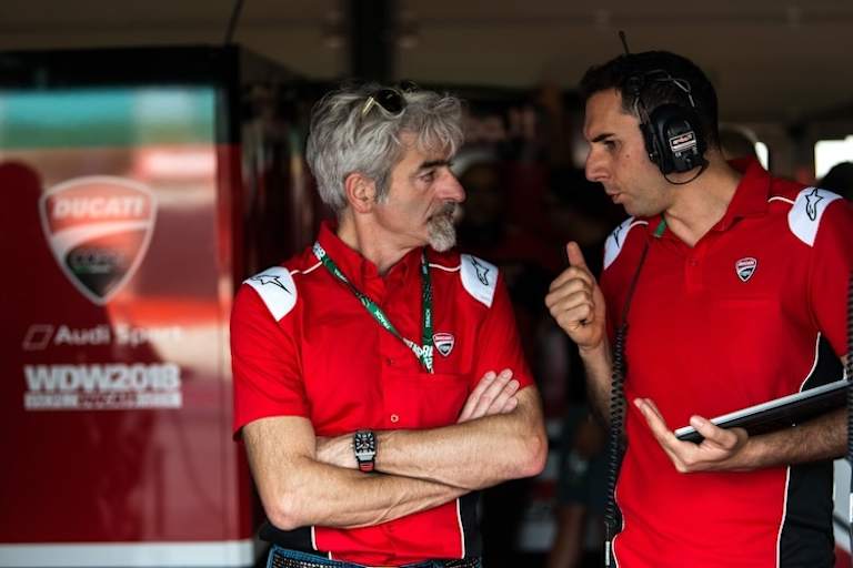 Marco Zambenedetti (rechts) im Austausch mit Ducati-Corse-Chef Gigi Dall'Igna
