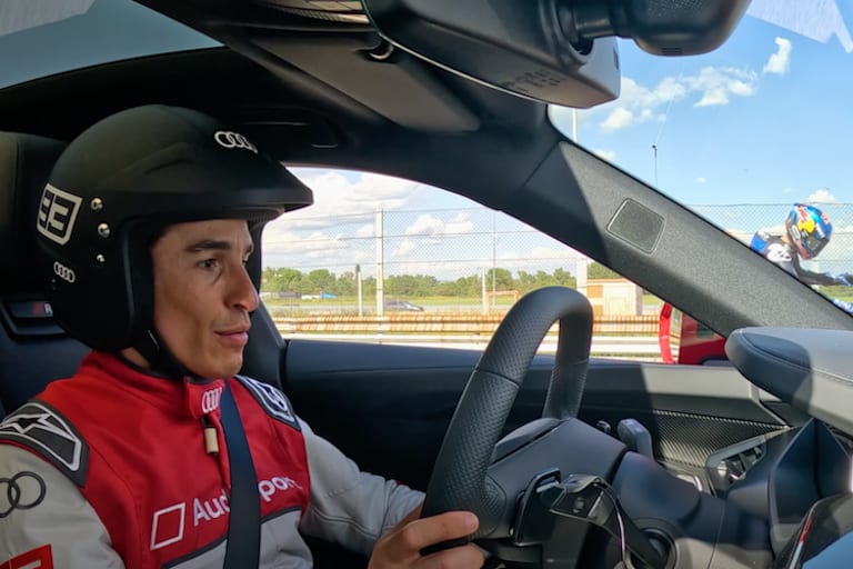 Ein ungewohnter Anblick: Marc Marquez am Steuer eines Autos