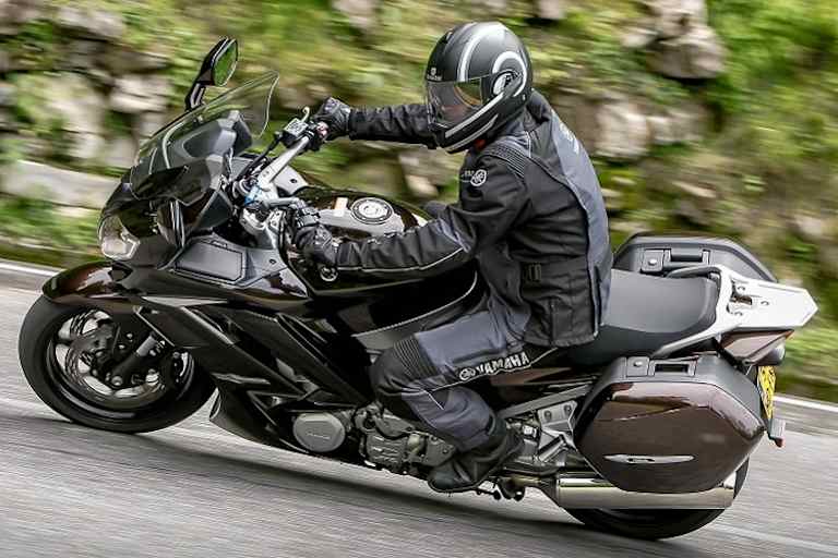 Hatten wir schon mal: Yamaha FJR1300AS von 2006 ohne Kupplungshebel und Schaltpedal.