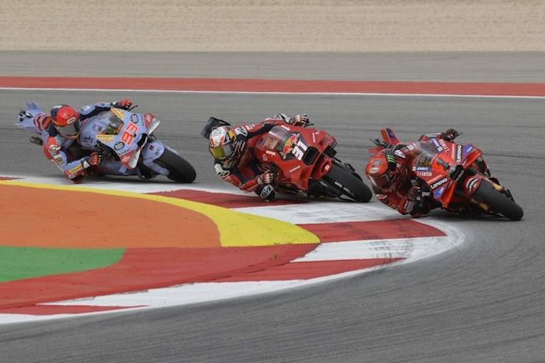 Hier war die Portugal-Welt noch in Ordnung. Lange lag der Weltmeister auf Position vier Pedro Acosta und Kollisions-Partner Márquez