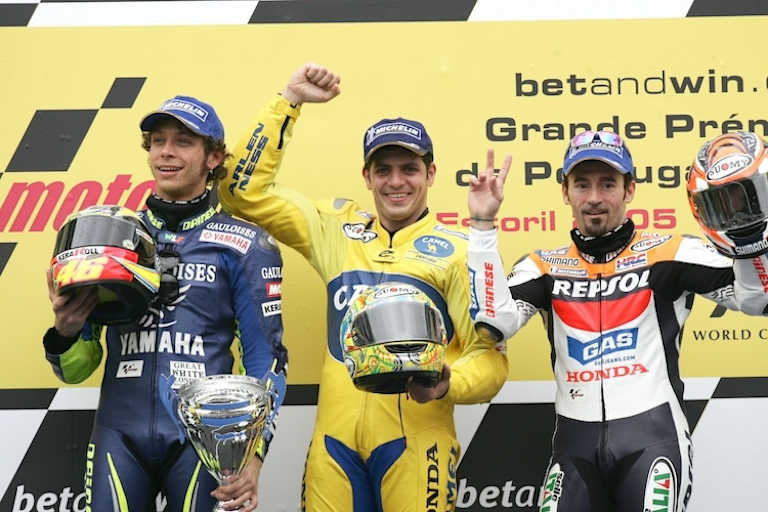 Estoril 2005: Sieger Alex Barros mit Valentino Rossi und Max Biaggi