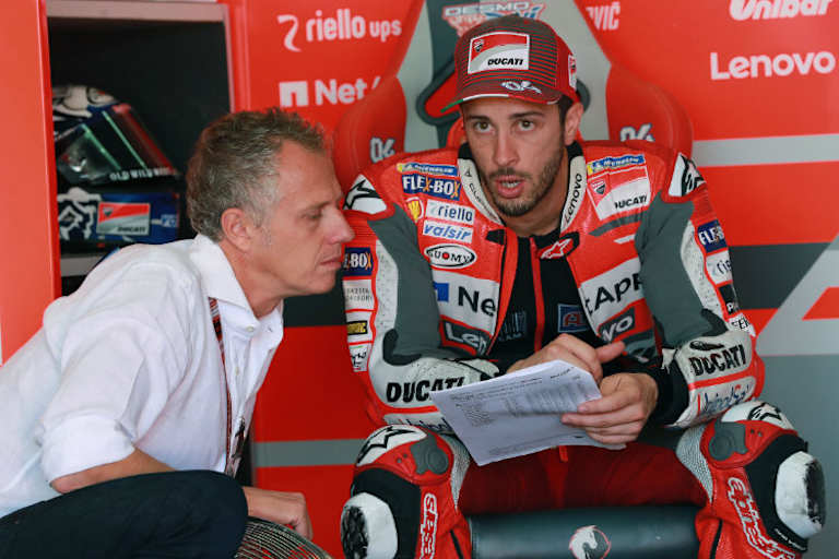 Manager Simone Batistella (li.), hier mit Andrea Dovizioso