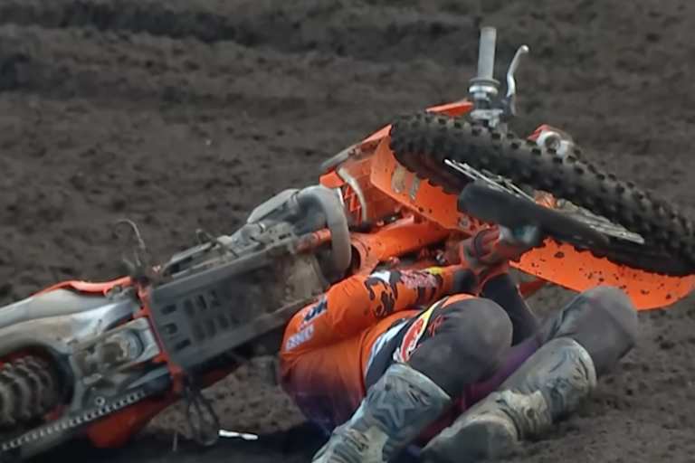 Julien Beaumer wurde nach einem Crash unter seinem Motorrad eingeklemmt