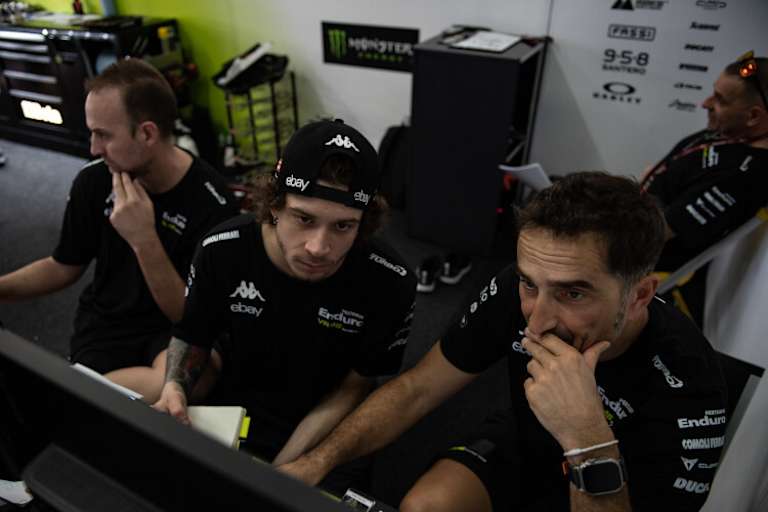 Vor Marco Bezzecchi und seinem Crew-Chief Matteo Flamigni (rechts) liegt noch Arbeit