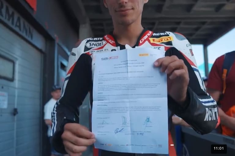 Seine Bestrafung hielt Toprak Razgatlioglu provokant in jede Kamera