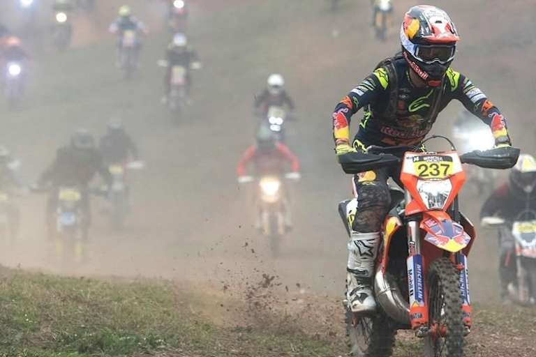 Kriegt nicht genug: Acosta auf der Zweitakt-Enduro