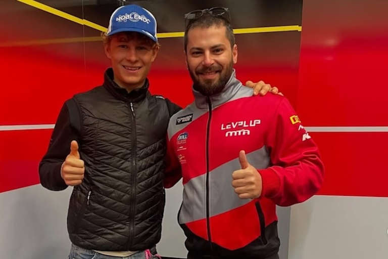 Junior-Pilot Leo Rammerstorfer mit Teammanager Alessandro Tonucci