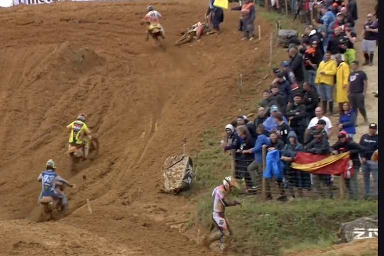 Bogers befindet sich auf dem Heimweg, sein Motorrad liegt noch auf der Strecke
