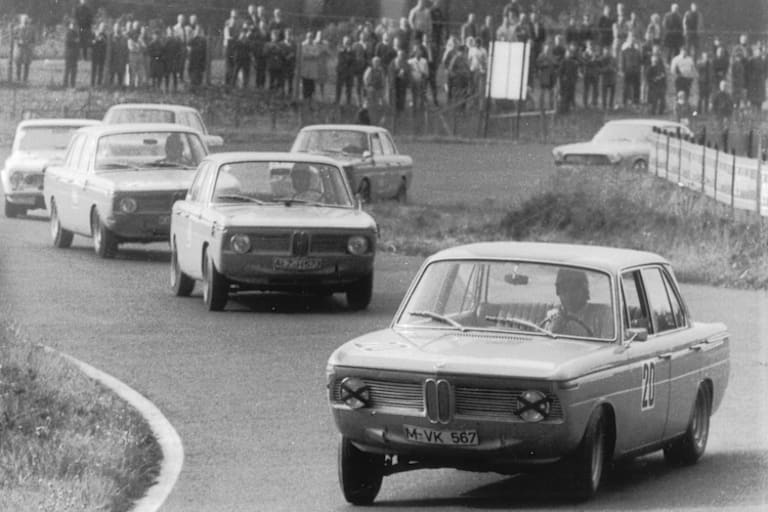 Im vollen Drift: Am Steuer des BMW 2000 TI fühlte sich Hahne besonders wohl