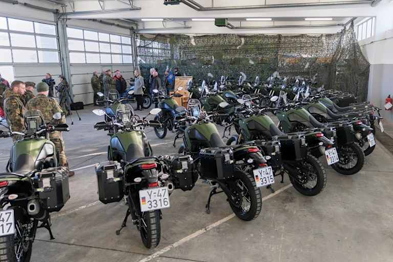 Stilvolle Übergabe der ersten 30 von 250 bestellten Yamaha Ténéré 700 an die Bundeswehr