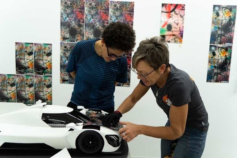 Die New Yorker Künstlerin Julie Meheretu gestaltete den BMW M Hybrid V8