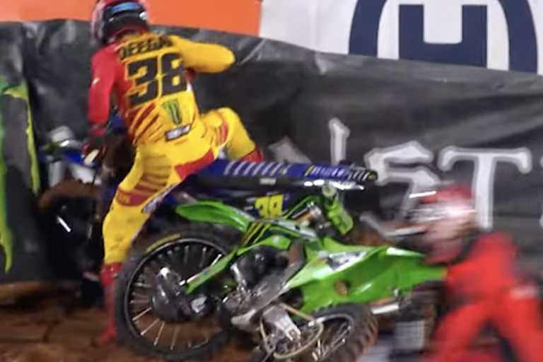 Der Crash von Seth Hammaker und Haiden Deegan im Vorlauf