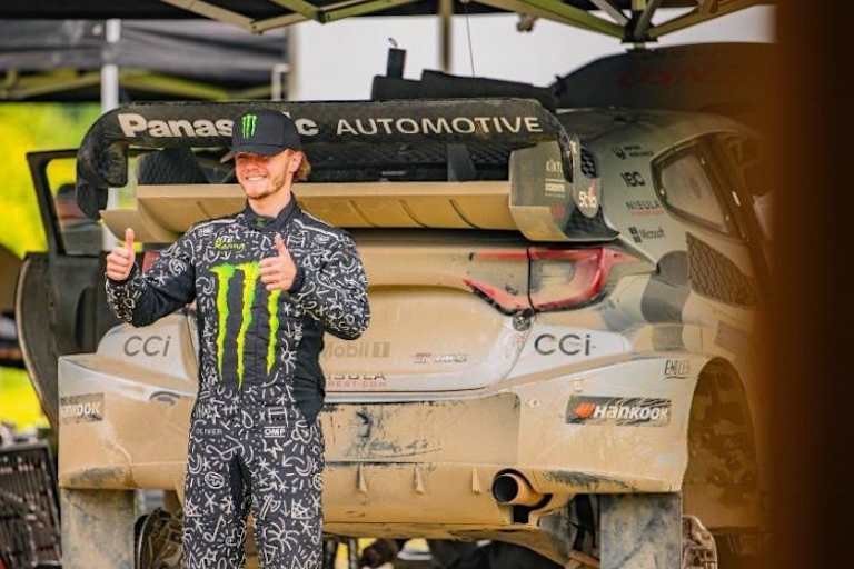 Beide Daumen hoch: Oliver Solberg sieht sich für Toyota-Rally1-Debüt gut aufgestellt