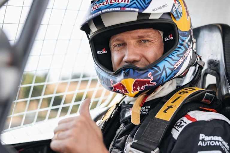 Daumen hoch und Vorfreude: Sebastien Ogier nach Test vor seinem Autocross-Einsatz beim Rennen in Saint-Laurent du Cros